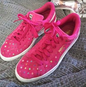 Athletic shoes
